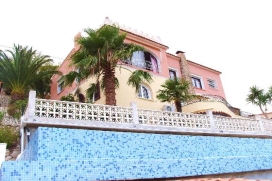 Villa dans la urbanizacion Maryvilla de Calpe, avec vue sur la mer y Calpe fantastic!!2 habitaciones dans jaque plantejaque plante a un cuisine, un douche, a sale a manger y un slaonbeaucoup de terrasse dans orientacion diferent, la plus spectaculaire sur le toit!psi l'on est conditionnellement de bonne humeur, vous pouvez rejoindre la plage et du port de Puerto Blanca marche, bars, restaurants, kayak, jet ski location, etc vraiment agréable!Bas environ 20 minutes, ce que le double hauteur .., Calpe
