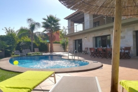 Logement dans Denia. Maison de vacances sur la Costa Blanca en Espagne pour 10 personnes. Fantastique villa de construction récente, moderne et sophistiqué offrant un niveau élevé. L'architecture de la maison est au design él, Denia