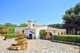 Maison de vacances à Javea, Costa Blanca, Espagne pour un maximum de 6 personnes avec piscine privée.Cette maison de vacances est située dans une région collineuse, rurale et boisée, près de restaurants et bars et à, Javea