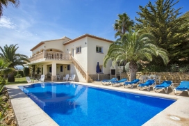 Villa à louer pour 6 personnes maximums, avec piscine privée à Javea, sur la Costa Blanca, Espagne. villa spacieuse sur deux étages, située aux pieds de la montagne Montgó à. La maison a des magnifiques vues sur la , Javea