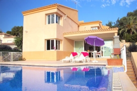 Location dans Moraira - El Portet. Précieuse villa avec capacité pour 10 personnes, parfaite pour un groupe d'amis ou de quelques familles., Moraira