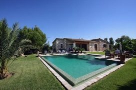 Villa de luxe pour un maximum de 4 personnes.Cette propriété exceptionnelle à Pollensa, Mallorca, Espagne, peut accueillir jusqu'à 4 personnes.La maison se trouve au millieu d'un jardin bien cultivé dans un endroit rural et calme et se prâte especiallement pour des vacances idylliques avec la famille. Cette attractive villa en pierre offre une vue magnifique sur les montagnes lointaines. La plage de sable du Port de Pollença et la vieille ville de Pollença se trouvent a quelques minutes de distance en voiture.Ce logement spacieux est organisé sur un seul étage. Le standard de ameublement est très élevée et toutes les chambres sont prevues avec climatisation. Il y a un total de 2 chambres: une chambre principale avec salle de bains/douche en-suite, une porte d'accès à la terrasse éxterieure et une chambre double avec une salle de bains en-suite avec douche. Le salon/salle à manger est lumineuse et meublé avec des canapés confortables et avec accès direct à la terrasse de la piscine couverte avec vue sur le jardin.La piscine est equipée avec des fauteuils confortables et entourée de pelouse qui offre beaucoup d'espace pour les enfants à jouer. Dans le jardin il ya des palmiers, des arbustes et des herbes, ou vous pouvez vous détendre et profiter de votre "siesta" cotidienne. Si vous avez envie de manger o dîner à l'extérieur vous pouvez utiliser la terrasse à côté de la piscine qui est spécialement conçue à cet effet - idéal pour les repas avec toute la famille ou pour un dîner romantique aux chandelles.Rez de chausée:, Pollensa