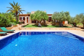 Situé au cœur de la verdoyante vallée de S `Horta, Mallorca, en Espagne, ce charmant nouvellement construit en pierre chalet vêtu vous offre un emplacement calme et tranquille completetly et est adapté pour un maximum de 6 personnes. La vue sur le champs cultivés et ont tendance à lointaines montagnes sont spectaculaires. avec tant de belles criques de sable et des plages dans un rayon de quelques minutes, ceci est un choix idéal pour les familles. Toutes les chambres, le salon et la cuisine ont la climatisation et le chauffage. Meublé à un niveau élevé avec poutres apparentes, murs de pierre et de tuiles en terre cuite. Connexion Internet ADSL gratuit. Service de nettoyage deux fois par semaine (tous les jours sur demande)., Santanyí