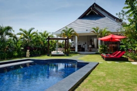Grande villa comfortable à Umalas, Bali, Indonésie pour un maximum de 8 personnes avec piscine privée.Cette villa est située dans une région rurale et urbaine et près d'un club d´équitation et offre beaucoup d', Umalas