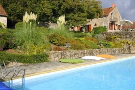 Great holidayhome, 16 people, large private heated pool, quiet, central France, Morvan natural park. Panoramic views of Lac du CrescentAt the heart of the Morvan natural park, in lush greenery and tranquility, "The Domain of the half Moon" is a place for an unforgettable holiday: big families with children, groups of friends are welcome., Morvan