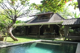 At the end of a small quiet lane off jalan Laksmana, behind an antique carved wooden door, is revealed the compound of ‘Java house’. Charmed is what one feels at the sight of the welcoming terrace and the discovery of one of the most eleg, Seminyak