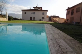 Charming apartment with swimming pool and room for 4 people (possible for 6).Area and surroundings:This lovely apartment is situated in a small village situated between Florence and Arezzo, in the heart of Tuscany and surrounded by vineyards and with, Rignano sull'Arno