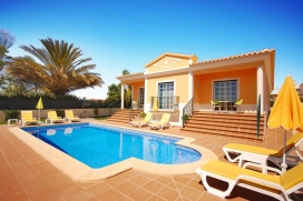 Very new, large 10-pers. villa with Wi-Fi at walking distance from the "Olhos de Agua" beach in Albufeira, the Strip (cafes, bars & entertainment) at 3., Albufeira