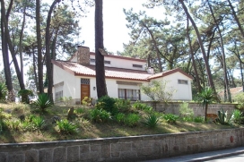 HOME DESCRIPTION 

It is a two-storey villa located in a charming and quiet area with lovely spots deserving a visit. It is situated on the left hand side of the main road that leads straight to the “Axis Hotel Ofir” and the surveilled beach (about 300m away)., Esposende