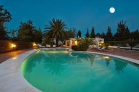 Located in the municipality of San Augustin, in a suburb of Sa Serra, this little doll house for 4 people is the ideal place for a holiday a small family or two couples.House fully fenced with large gardens, both front and rear of the house., Sant Antoni de Portmany