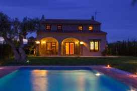 Villa in Benissa, Costa Blanca, Spain with private pool, for a maximum of 8 persons.The accommodation has a lawned garden with trees and a view of the mountains.Its comfort and the vicinity of places to go out make this a fine villa to celebrate your holidays with family or friends and even your pets.Interior, Benissa