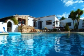 Holiday house in Benissa, Costa Blanca, Spain with private pool, for a maximum of 6 persons.This holiday house is situated in a hilly and residential area. The accommodation has privacy, a garden with trees and views of the valley and the mountains.Its tranquility makes this a fine holiday house to celebrate your holidays with family or friends.Interior, Benissa