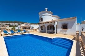 Holiday rental villa for up to 6 people.Comfortable and well equipped villa in Calpe offering mountain and sea view. The villa with a surface area of 140m2 is located in a quiet residential area. Villa of two floors in comunication with an internal s, Calpe