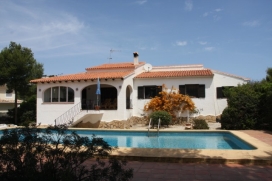 Villa holiday rental for up to 8 people. Villa in Moraira with good sea views, the mountains and the garden. Located in a quiet area and close to shops and restaurants, consists of 130m2 built., Moraira