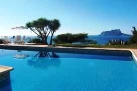 Villa in Moraira, Costa Blanca, Spain with private pool, for a maximum of 10 persons.This villa is situated in a residential beach area and at 3 km from the beach. The accommodation has a lot of privacy and a wonderful view of the sea.Its tranquility and the vicinity of the beach, places to shop and places to go out make this an ideal villa to celebrate your holidays with family or friends and even your pets.Interior, Moraira
