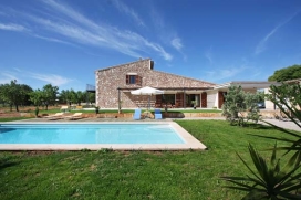 Newly built holiday villa in Búger, Mallorca, Spain, for maximum 6 people.Standing in 4 acres of Almond and Olive groves Sa Caseta is set amidst glorious open countryside affording a quiet and relaxing environment. Ideal for smaller families req, Búger