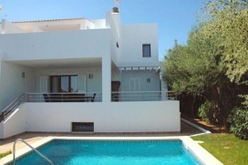 Situation:The villa is situated in a quiet residential area between Cala D'Or and Cala Ferrera. Just a five minutes walk to the centre of Cala Ferrera and a ten minutes walk to the centre of Cala D'Or each, with many restaurants, shops and Nightlife , Santanyí