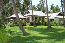 Beautiful and luxury villa in Laem Set, Koh Samui, Thailand with private pool, for a maximum of 6 persons.This villa is situated in a beach area. The accommodation has a lot of privacy, a lawned garden and wonderful views of the bay, the beach and the sea..Interior, Laem Set