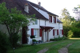 Ruime vakantiewoning, privé zwembad, internet, grote tuin, kindvriendelijke, 4 slaapkamers, 2 badkamers, recent gerenoveerd. De open keuken is voorzien van alle gemakken zoals afwasmachine, oven, magnetron, kookplaat en een grote koelkast., Treigny