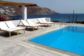 Mooie en comfortabele villa met gemeenschappelijk zwembad, in Ornos, Mykonos, Griekenland voor maximaal 8 personen.Deze villa ligt in een strandomgeving en op 1 km van het strand. De accommodatie biedt veel privacy en prachtig uitzicht op de zee.Het comfort en de nabijheid van het strand en gelegenheden om te winkelen maken dit een ideale villa om uw vakantie te vieren met familie of vrienden.Binnen, Ornos