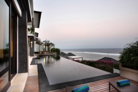 Vakantievilla met een groot 3 slaapkamer villa heet Villa 'o lala', maar wel een die wordt geleverd als luxueus ingericht als de andere twee. Uitgerust met een oneindig edge zwembad en goed onderhouden tuinen, biedt het een prachtig uitzicht op de oceaan, dat zelfs een kort verblijf verandert hier in een hemelse ervaring. Als gevolg daarvan, is puur de persoonlijke levenssfeer en ongelooflijke vista verzekerd van de villa. De villa heeft een eigen infinity edge zwembad die echt geeft de illusie van een oneindig rand omdat het heel moeilijk te onderscheiden waar het zwembad ophoudt en waar de oceaan begint.Elke villa is uitgerust met:, Nusa Dua