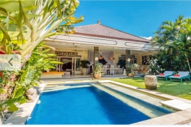 Op een korte afstand van restaurants en winkels, maar met privacy, die wordt geboden door de afgelegen locatie op het einde van een 200-meter semi-private laan, ligt deze gezellige drie slaapkamer vakantie villa in het trendy Seminyak / Kerobokan. De, Seminyak