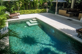 Op loopafstand van de restaurants en winkels van Jalan Oberoi, maar met de privacy worden geboden door de afgelegen locatie op het einde van een 50-meter semi-private steeg Dit gezellige drie slaapkamer vakantie villa is gelegen in het midden van het, Seminyak