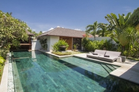 Grote en comfortabele villa in Seminyak, Bali, Indonesië met privé zwembad, voor maximaal 6 personen.Deze villa ligt in een geürbaniseerde omgeving, dichtbij restaurants en bars, winkels en supermarkten en op 1 km van het strand van GadoGado Beach en biedt veel privacy en een tuin met gazon en bomen.Het comfort en de nabijheid van het strand, gelegenheden om te winkelen en uitgaansgelegenheden maken dit een geschikte villa om uw vakantie te vieren met familie of vrienden.Binnen, Seminyak
