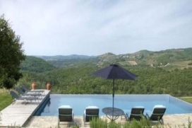 Mooie en comfortabele villa in Gaiole, Tuscany, Italië met privé zwembad, voor maximaal 10 personen.Deze villa ligt in een landelijke omgeving. De accommodatie biedt veel privacy, een tuin met gazon en bomen en prachtig uitzicht op het dal.De rust en het comfort maken dit een ideale villa om uw vakantie te vieren met familie of vrienden.Binnen, Gaiole