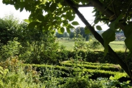 Sprookjesachtig vakwerkhuisje, voor maximaal 5 personen, gelegen in de achtertuin van Vijlen in de schaduw van de kerk. Zeer rustige plek, langs een wandelpad met prachtig uitzicht over de heuvels, velden en weiden., Vijlen