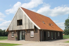 Ruime, vrijstaande vakantiewoningen voor 2-20 personen
(max. 10 personen per kant)
De vakantiewoningen van Landgoed "de Kniep" zijn gelegen in het prachtige buitengebied van Denekamp/Ootmarsum, nabij het Landgoed Singraven, de Dinkel en het kanaal Almelo-Nordhorn. Een prachtige plek, waar u kunt genieten van de rust, ruimte en natuur die de omgeving biedt.

De 2 woningen zijn in een landelijke, Twentse stijl gebouwd op een heerlijke plek. Vanuit de woonkamers en vanaf het terras heeft u een uniek uitzicht over het Twentse landschap.

De geschakelde vakantiewoningen zijn elk geschikt voor maximaal 10 personen. Via een verbindingsdeur in de woonkamer is het mogelijk de beide woningen te combineren, waardoor een ruime vakantiewoning voor maximaal 20 personen ontstaat. De benedenverdiepingen zijn goed toegankelijk voor rolstoelgebruikers. 



Indeling (per woning)

Begane grond:
, Denekamp