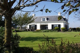 Villa het Katshuis is een statig landhuis in Noordwijkerhout. De vrijstaande villa, gelegen op een terp aan de Leidsevaart, biedt een oase van rust in de levendige Bollenstreek., Noordwijkerhout