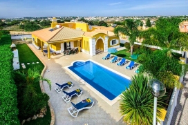 Comfortabele villa met privé zwembad, in Albufeira, Algarve, Portugal voor maximaal 8 personen.Deze villa ligt in een strandomgeving, dichtbij restaurants en bars en winkels en op 1 km van het strand van Praia Lourenco Gale. De accommodatie biedt privacy en een tuin met gazon.Het comfort en de nabijheid van het strand, gelegenheden om te winkelen en uitgaansgelegenheden maken dit een geschikte villa om uw vakantie te vieren met familie of vrienden.Binnen, Albufeira