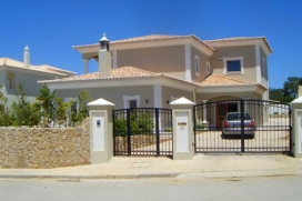 Vakantievilla voor maximaal 8 personen in Almancil, Algarve.Moderne villa met gedeeltelijk zeezicht in een prachtige natuurlijke en rustige omgeving. U bevindt zich op slechts 5 minuten afstand van de befaamde golfbanen van Vale do Lobo en Quinta do , Almancil