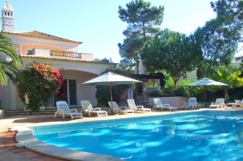 Vakantievilla voor maximaal 10 personen.Fantastische villa met stijlvolle inrichting, gelegen in het luxe golfresort Pinheiros Altos vlakbij Quinta do Lago, Almancil., Almancil