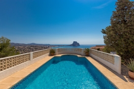 Vakantievilla te huur voor maximaal 4 personen.Comfortabele en compleet ingerichte villa in Calpe (Costa Blanca) met prachtig uitzicht op de bergen en de zee. Deze villa met een woonoppervlak van 120m2 ligt in een rustig woongebied. De villa is verde, Calpe