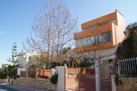 Grote en luxe villa met privé zwembad, in El Campello, Costa Blanca, Spanje voor maximaal 15 personen.Deze villa ligt in een heuvelachtige en residentiële strandomgeving, dichtbij restaurants en bars, supermarkten en een tennisbaan en op 1 km van het strand. De accommodatie biedt veel privacy, een tuin met gazon, gravel en bomen en prachtig uitzicht op de zee, het dal en de bergen.Het comfort en de nabijheid van het strand, gelegenheden om te winkelen, uitgaansgelegenheden en mogelijkheden om te sporten maken dit een uitstekende villa om uw vakantie te vieren met familie of vrienden en zelfs uw huisdieren.Binnen, El Campello