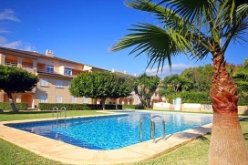 Comfortabel appartement   in Javea, Costa Blanca, Spanje  met gemeenschappelijk zwembad, voor maximaal 7 personen.Dit appartement ligt  in een  residentiële omgeving en  op 100 m van het strand van Montañar I. De accommodatie biedt een tuin met gazon en bomen.Het comfort en de nabijheid van het strand, gelegenheden om te winkelen en uitgaansgelegenheden maken dit een geschikt appartement om uw vakantie te vieren met familie of vrienden en zelfs uw huisdieren.Binnen, Javea