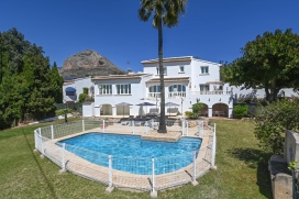 Vakantie villa met privé zwembad, te huur aan de Costa Blanca, Spanje, voor maximaal 8 personen.Luxe ville bestaande uit twee verdiepingen, gelegen nét buiten de dorpskern van Javea in een rustig woongebied niet ver van alle voorzieningen. Het huis beschikt over een mooie tuin met bomen en gazon en heeft een volledig ingerichte buitenkeuken met overdekt terras. Het huis is geschikt gemaakt voor families met kleine kinderen en u zult vele veiligheidsvoorzieningen aantreffen. Deze accommodatie wordt slechts aan één familie tegelijk verhuurd, maar het huurbedrag hangt af van het aantal bewoners. Daarom wordt de accommodatie dubbel geadverteerd met verschillende aantallen personen en prijzen., Javea