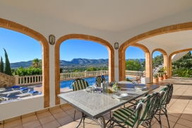 Vakantiehuis met privézwembad huren voor maximaal 4 personen.Villa, gelegen in een bosrijk woongebied, op circa 2 kilometer van de dorpskern van Javea Costa Blanca, Spanje, met spectaculair uitzicht over het dal van Javea Costa Blanca, Spanje, C, Javea