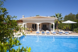 Vakantiehuis met privé zwembad voor maximaal 6 personen.Luxe vakantie villa op één verdieping, gelegen in een boomrijk en rustig woongebied van Javea, Spanje. Deze nieuw gebouwde villa ligt op een vlak, ruim en zonnig perceel omringd d, Javea