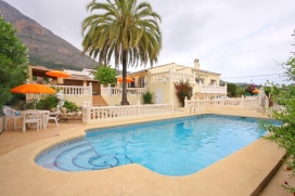 Comfortabele villa met privé zwembad, in Javea, Costa Blanca, Spanje voor maximaal 7 personen.Deze villa ligt in een geürbaniseerde omgeving en biedt privacy en een tuin met gravel en bomen.Het comfort en de nabijheid van uitgaansgelegenheden maken dit een geschikte villa om uw vakantie te vieren met familie of vrienden.Binnen, Javea