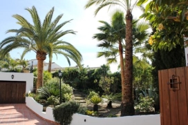 Grote en comfortabele villa   in Moraira, Costa Blanca, Spanje  met privé zwembad, voor maximaal 10 personen.Deze villa ligt  in een  heuvelachtige en residentiële  strandomgeving, dichtbij restaurants en bars, winkels, supermarkten en een tennisbaan en  op 500 m van het strand. De accommodatie biedt veel privacy, een tuin met gazon, gravel en bomen en  prachtig uitzicht op  de zee en de bergen.Het comfort en de nabijheid van het strand, gelegenheden om te winkelen, uitgaansgelegenheden en mogelijkheden om te sporten maken dit een ideale villa om uw vakantie te vieren met familie of vrienden.Binnen, Moraira