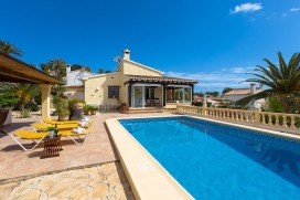 Mooie en comfortabele villa   in Moraira, Costa Blanca, Spanje  met privé zwembad, voor maximaal 6 personen.Deze villa ligt  in een  heuvelachtige en residentiële omgeving. De accommodatie biedt veel privacy en een tuin met gravel en bomen.De rust en het comfort maken dit een ideale villa om uw vakantie te vieren met familie of vrienden en zelfs uw huisdieren.Binnen, Moraira