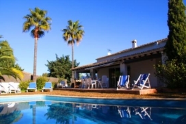 Comfortabele villa met privé zwembad, in Moraira, Costa Blanca, Spanje voor maximaal 9 personen.Deze villa ligt in een residentiële strandomgeving, dichtbij restaurants en bars, winkels en supermarkten en op 1 km van het strand. De accommodatie biedt een tuin met gazon en bomen.Het comfort en de nabijheid van het strand, gelegenheden om te winkelen en uitgaansgelegenheden maken dit een geschikte villa om uw vakantie te vieren met familie of vrienden en zelfs uw huisdieren.Binnen, Moraira