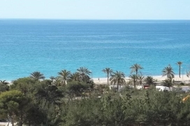 Comfortabel appartement in Villajoyosa, Costa Blanca, Spanje met gemeenschappelijk zwembad, voor maximaal 6 personen.Dit appartement ligt in een residentiële strandomgeving, dichtbij restaurants en bars, winkels, supermarkten en een tennisbaan en op 50 m van het strand. De accommodatie biedt privacy, een tuin met gazon en prachtig uitzicht op de baai, het strand, de zee en de tuin.Het comfort en de nabijheid van het strand, gelegenheden om te winkelen, uitgaansgelegenheden en mogelijkheden om te sporten maken dit een geschikt appartement om uw vakantie te vieren met familie of vrienden en zelfs uw huisdieren.Binnen, Villajoyosa