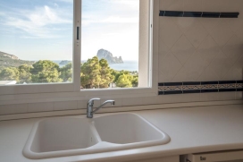 Comfortabele villa    met privé zwembad, in Cala Carbo, Ibiza, voor maximaal 8 personen.Deze villa ligt  in een  landelijke en residentiële omgeving, dichtbij supermarkten en  op 3 km van het strand van Cala Carbó. De accommodatie biedt privacy, een tuin met gazon en  prachtig uitzicht op  de zee en de bergen.De rust, het comfort en de nabijheid van het strand en gelegenheden om te winkelen maken dit een geschikte villa om uw vakantie te vieren met familie of vrienden.Binnen, Cala Carbo