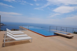 In een afgelegen gebied, op 5 minuten van het centrum van Ibiza vindt u een van de meest exclusieve villa's op het eiland voor 10. Ontworpen door de beroemde architect Bruno Erpicum symbiose wit beton, hout en glas herbergt de ultieme gevoel van vrijheid, comfort en veiligheid. Zittend op de top van een berg verschillende terrassen bieden een prachtig uitzicht op de oude stad, de nabijgelegen wijngaarden en het eiland Formentera.Binnen: de luxueuze villa van 5 slaapkamers, 4 badkamers (grote badkamer met hamam) Da Noi Due is een residentiële meesterwerk. Met een ruime woonkamer, het brandpunt van het huis, volledig zeezicht zuiden over gebroken glas heft uw zintuigen en biedt directe toegang tot het oosten en westen terrassen. De Portugese gepolijste vloer is zo authentiek als duurzaam. De droom van een kok, de gastronomische keuken is voorzien van prachtige houten kasten gebouwd met graniet, roestvrij stalen apparaten en top notch lichtontwerper. Cater direct naar de eetzaal in de buurt. Andere lekkernijen zijn onder andere een overdekte speelruimte, schitterende bioscoop en een overdekt zwembad. De oostelijke vleugel heeft nog een 2 slaapkamers, badkamer, garage, volledig ingerichte fitnessruimte, een keuken, terras met barbecue originele gebraad en veiligheid controlekamer. Satelliet TV, ADSL-WiFi. Het geluidssysteem van Bang & Olufsen in de boerderij zorgt voor een complete multimedia-ervaring overal. Buiten: Met een prachtig uitzicht op de Middellandse Zee, Da Noi Due beslaat 17.000 m2 en biedt de ultieme privacy en luxe levensstijl. De belangrijkste eigenschap is volledig omheind, met een eenheid, luxe omgeving omheinde prive parkeerplaats en een perfect onderhouden tuin.Binnen, Ibiza Town