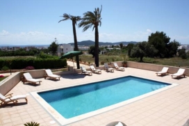 Grote en comfortabele villa in Ibiza Town, Ibiza Town Region, Spanje met privé zwembad, voor maximaal 12 personen.Deze villa ligt in een landelijke omgeving en op 4 km van het strand van Talamanca. De accommodatie biedt veel privacy en een tuin met gazon.De rust, het comfort en de nabijheid van het strand en uitgaansgelegenheden maken dit een geschikte villa om uw vakantie te vieren met familie of vrienden.Binnen, Ibiza Town