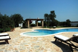 Comfortabele villa in San Rafael, Ibiza Central Region, Spanje met privé zwembad, voor maximaal 8 personen.Deze villa ligt in een landelijke en bosrijke omgeving. De accommodatie biedt privacy, een tuin met bomen en mooi uitzicht op de zee en de bergen.De rust en het comfort maken dit een geschikte villa om uw vakantie te vieren met familie of vrienden.Binnen, San Rafael